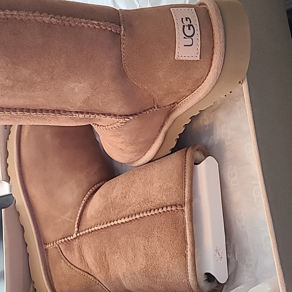 ON SALE! UGG Classic Short ii Boots, tan / chestnut size 7, 9 10 NWT, new in box - Picture 9 of 10